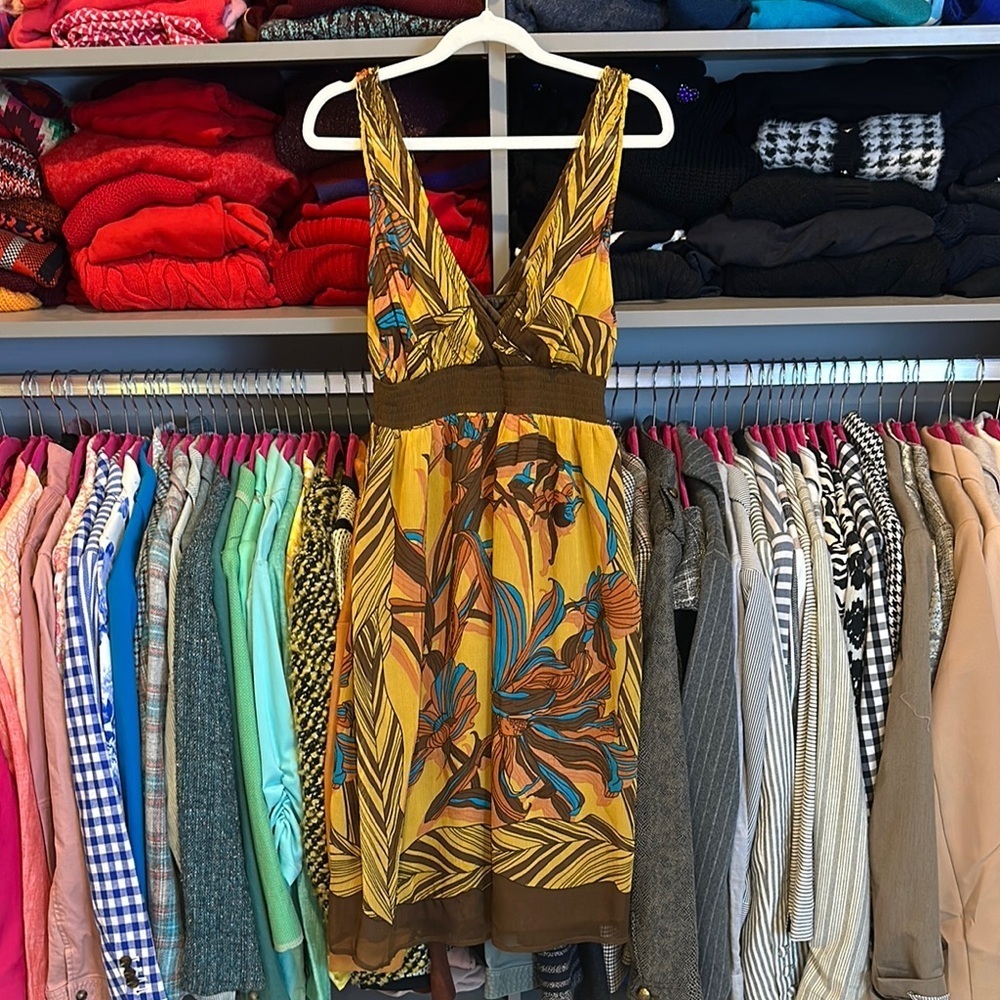 Arden B yellow/brown print v neck sleeveless smocked waist lined dress size XS